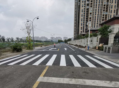 启东新建楼盘道路画线