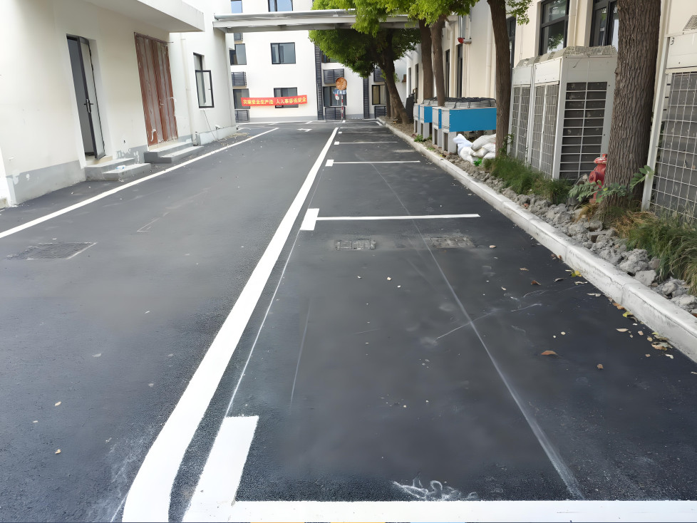 启东园区道路画车位线